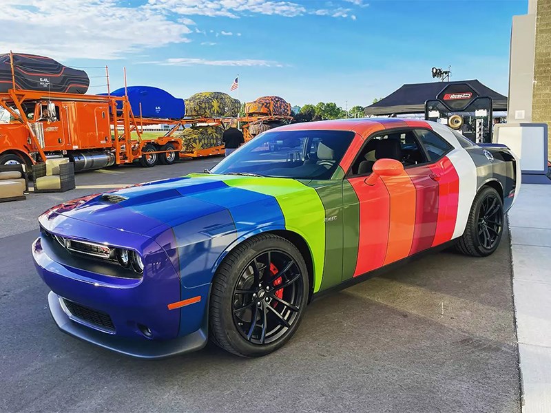 Dodge представил Challenger, который похож на радугу