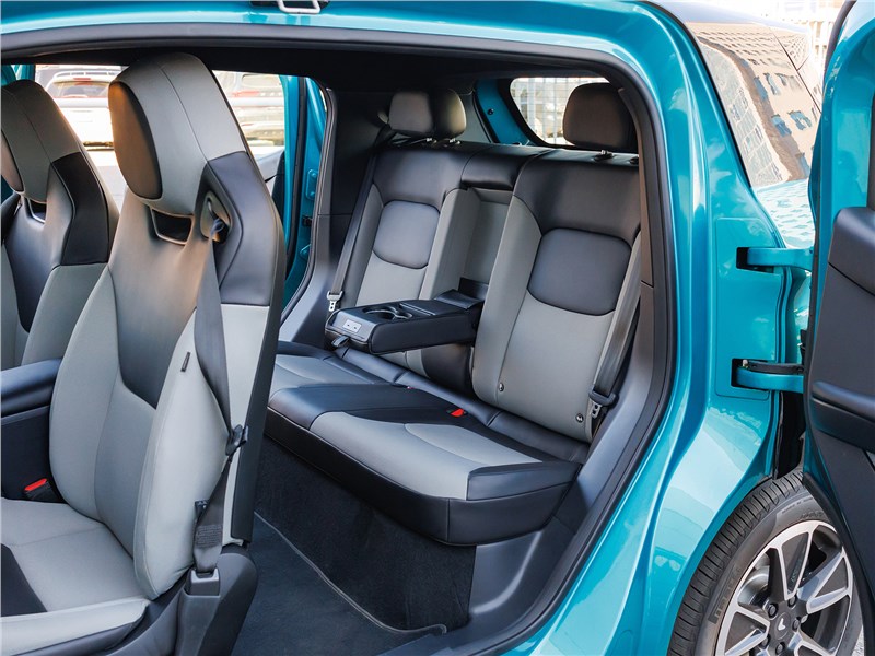 Атом 01 (2026) салон