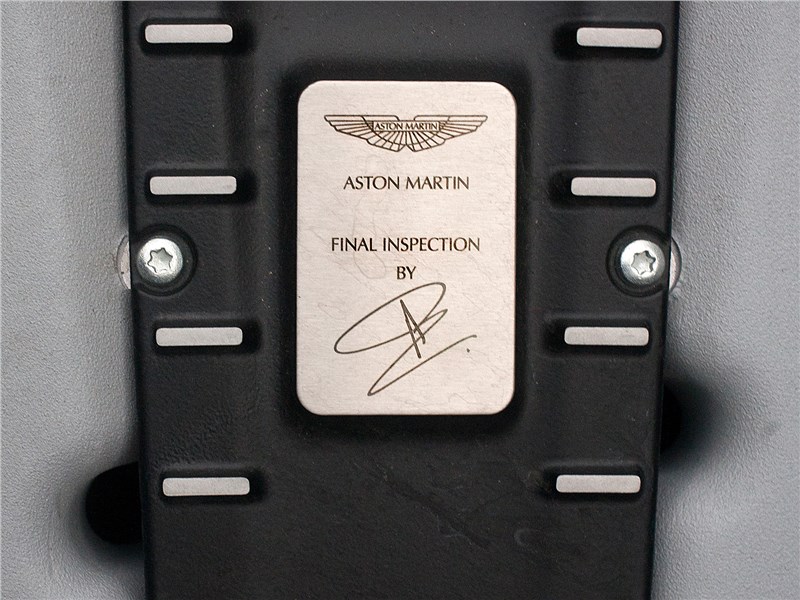 Aston Martin DB11 2017 фирменная табличка