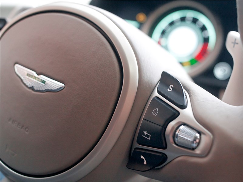 Aston Martin DB11 2017 кнопки переключения на руле