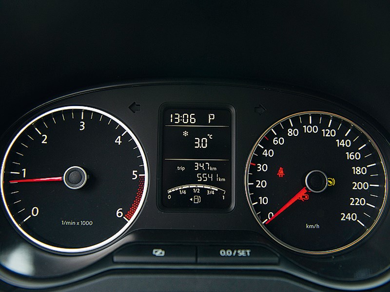 Volkswagen Amarok Double Cab 2011 приборная панель