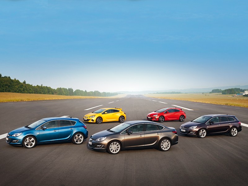 Opel Astra 2013 общий вид