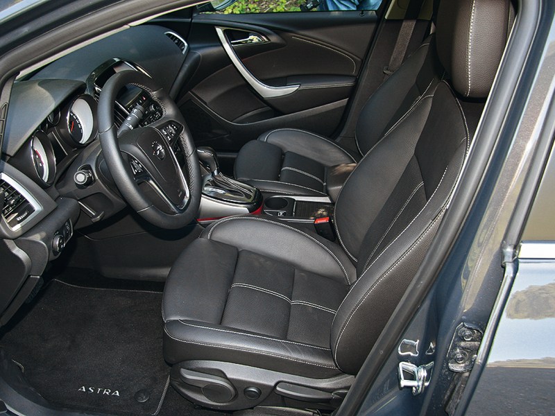 Opel Astra 2013 передние кресла
