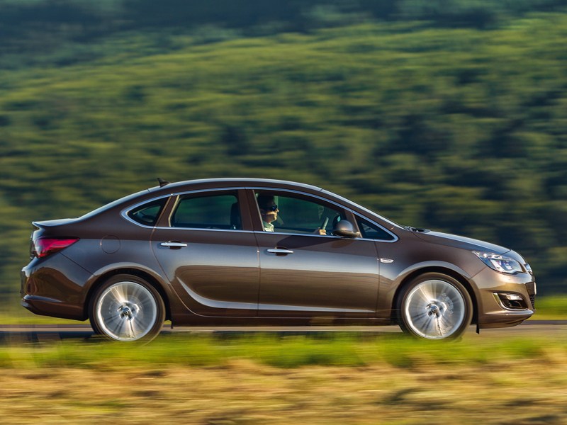 Opel Astra 2013 вид сбоку