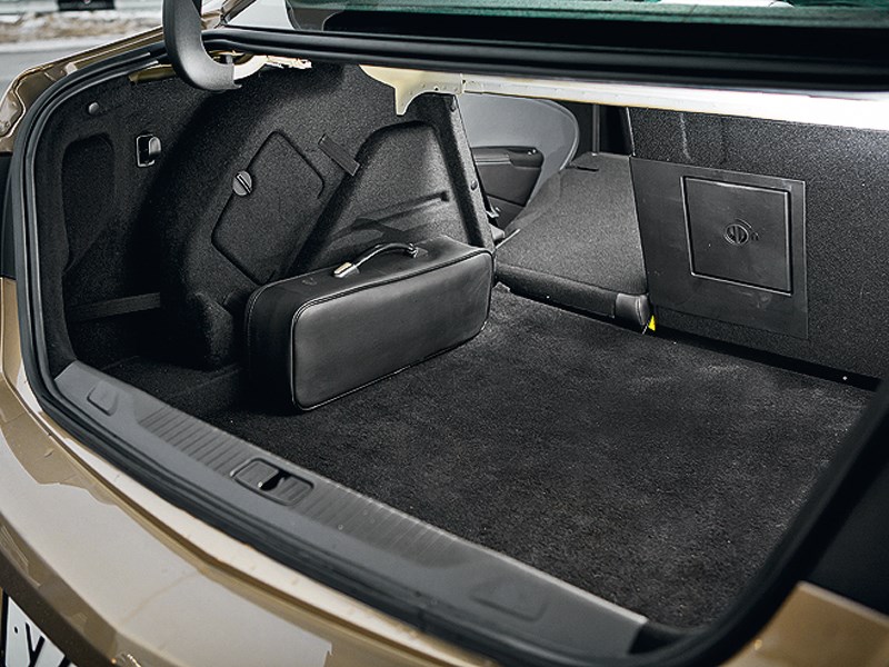 Opel Astra 2012 багажное отделение
