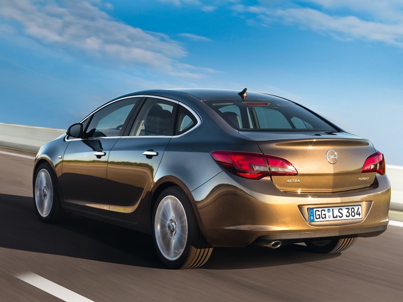 Opel Astra 2013 вид сзади