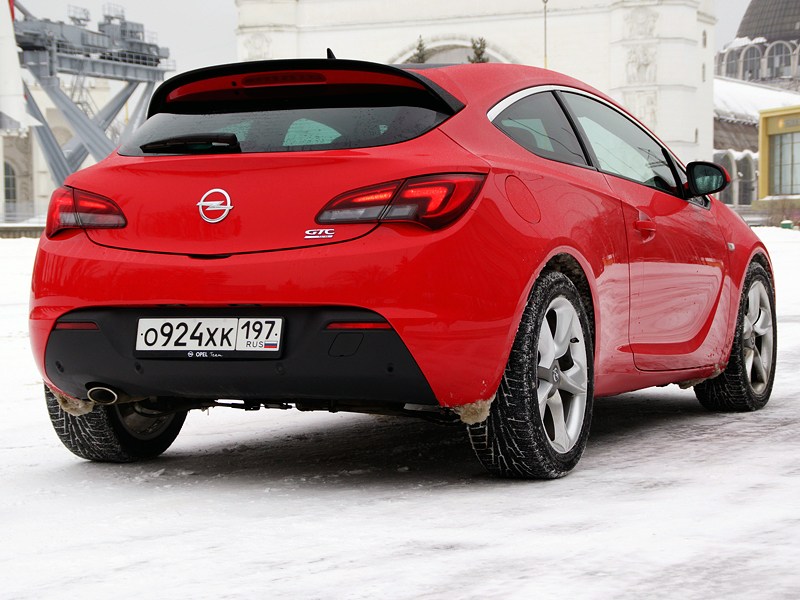 Opel Astra GTC 2012 вид сзади