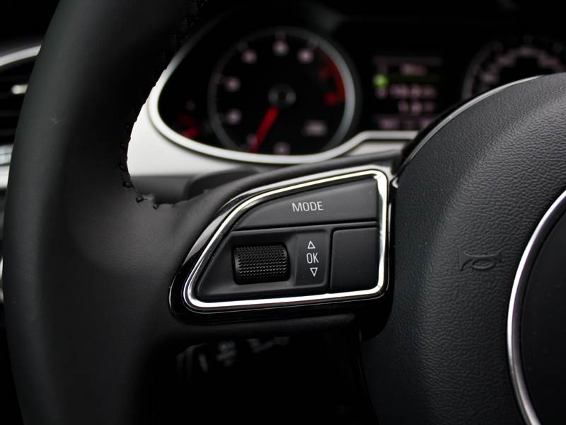 Audi A4 2012 управление «музыкой»