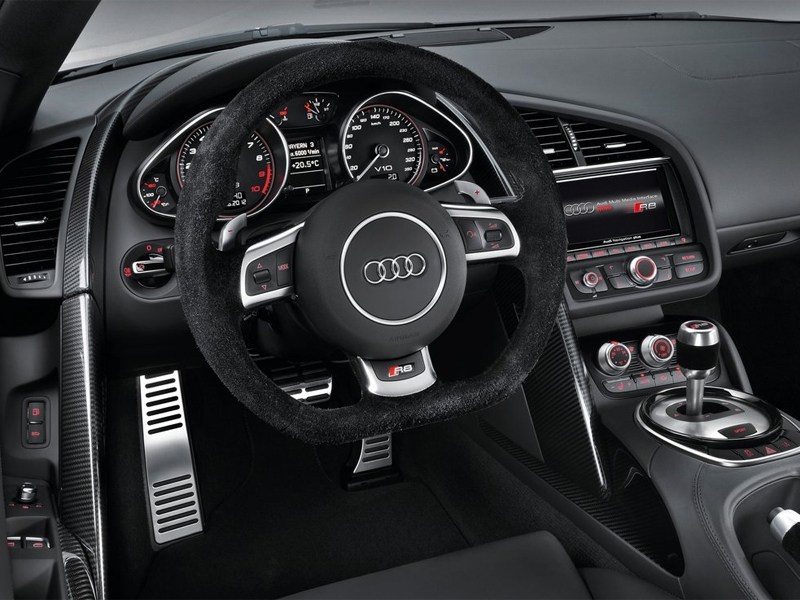 Audi R8 2013 водительское место