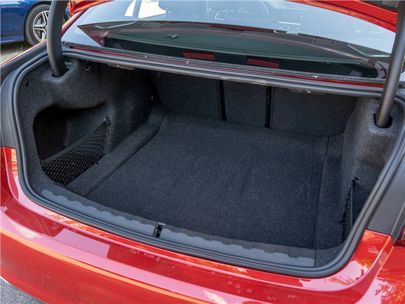 BMW 3-Series 2019 багажное отделение