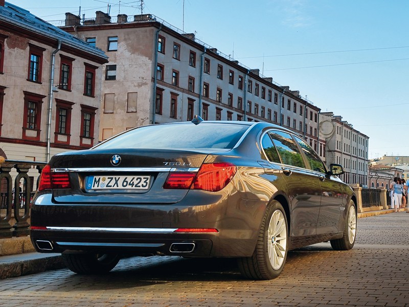 BMW 7 series 2013 вид сзади