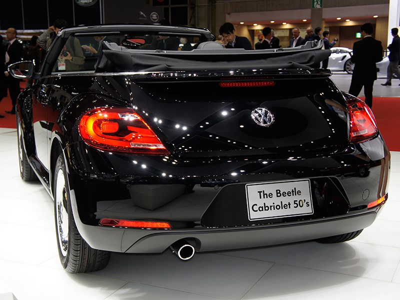 Volkswagen Beetle Convertible 2013 вид сзади черный