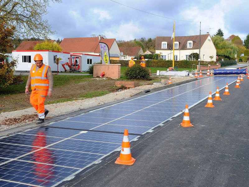 Во Франции запустили первую дорогу из солнечных батарей