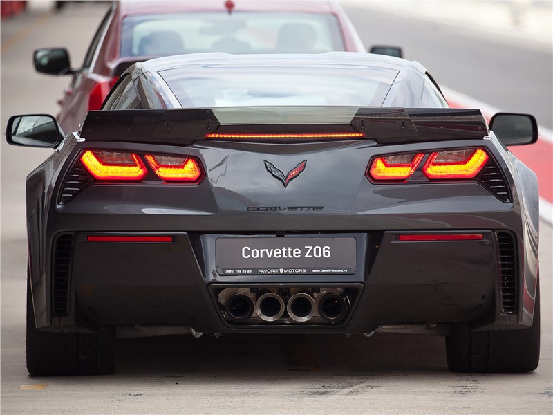 Chevrolet Corvette Z06 вид сзади
