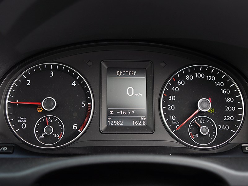 Volkswagen Caddy Edition30 2012 приборная панель