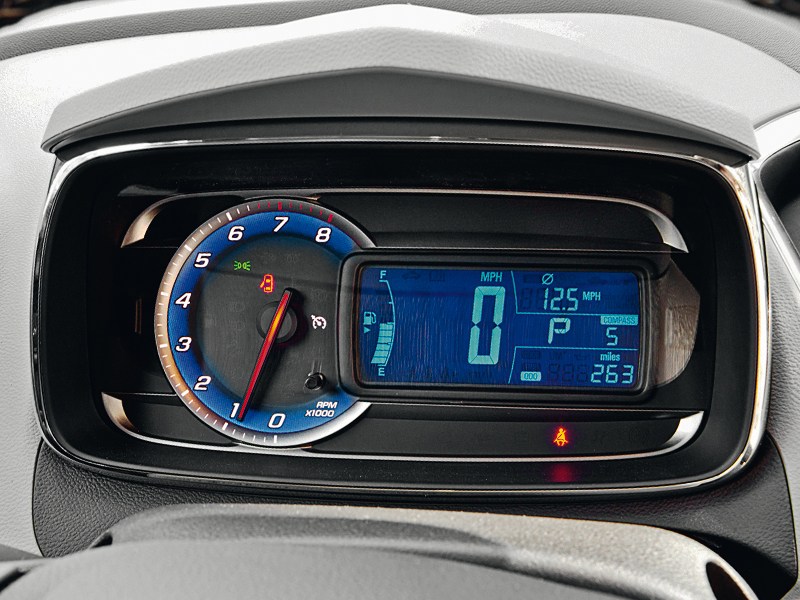 Chevrolet Tracker 2013 приборная панель