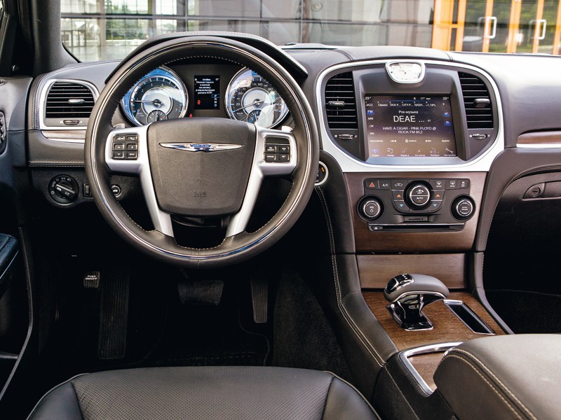 Chrysler 300C 2011 водительское место