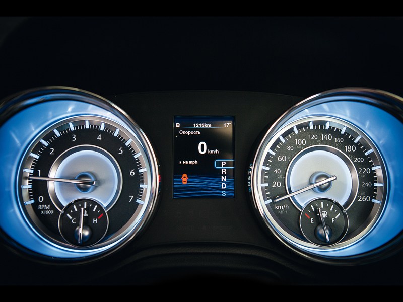 Chrysler 300C 2011 приборная панель