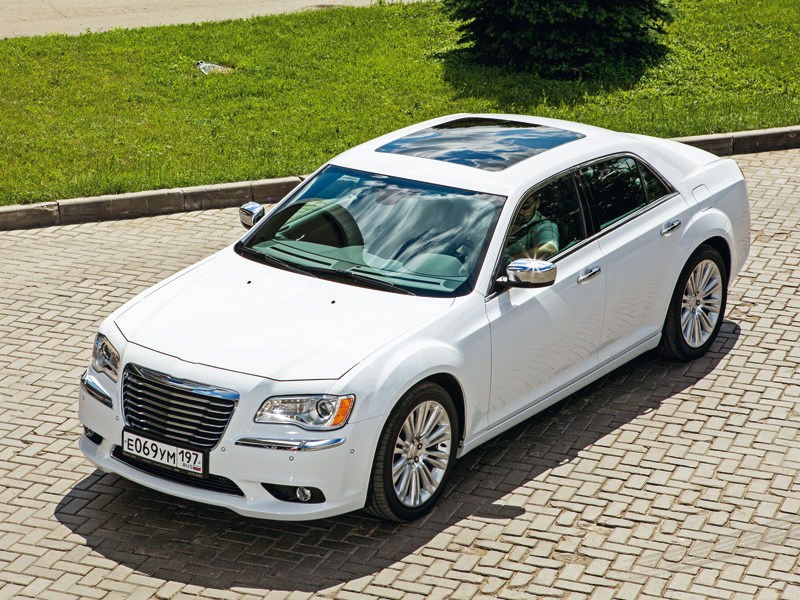 Chrysler 300C 2011 вид спереди