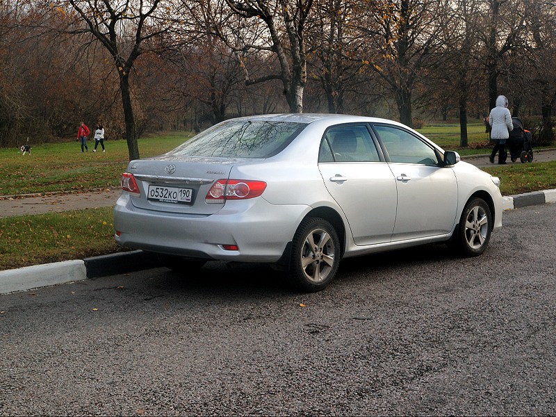 Toyota Corolla 2010 вид сзади