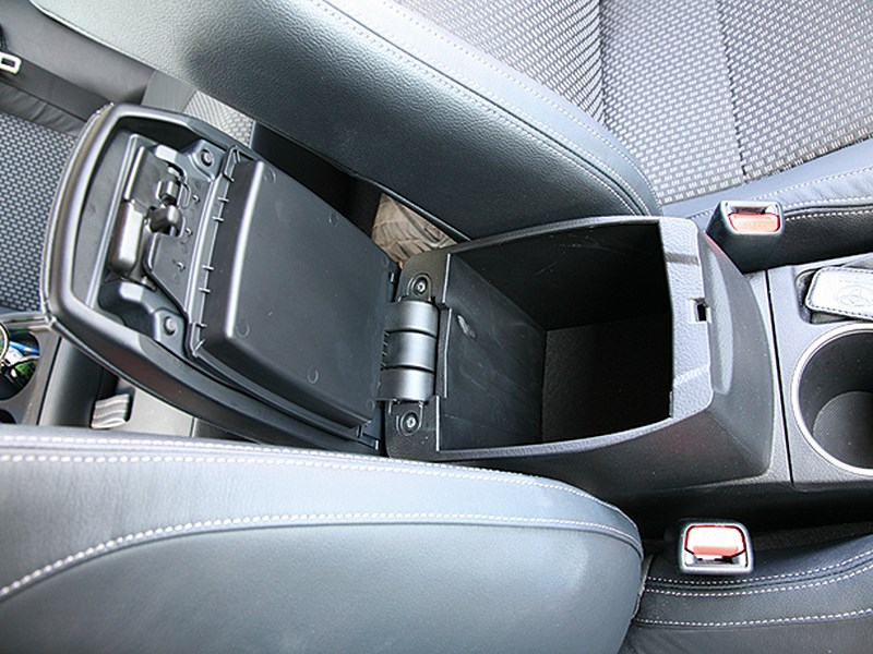 Toyota Corolla 2014 ящик между передними креслами