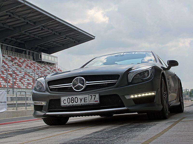 Mercedes-Benz SL63 AMG имеет эффектный обтекаемый кузов