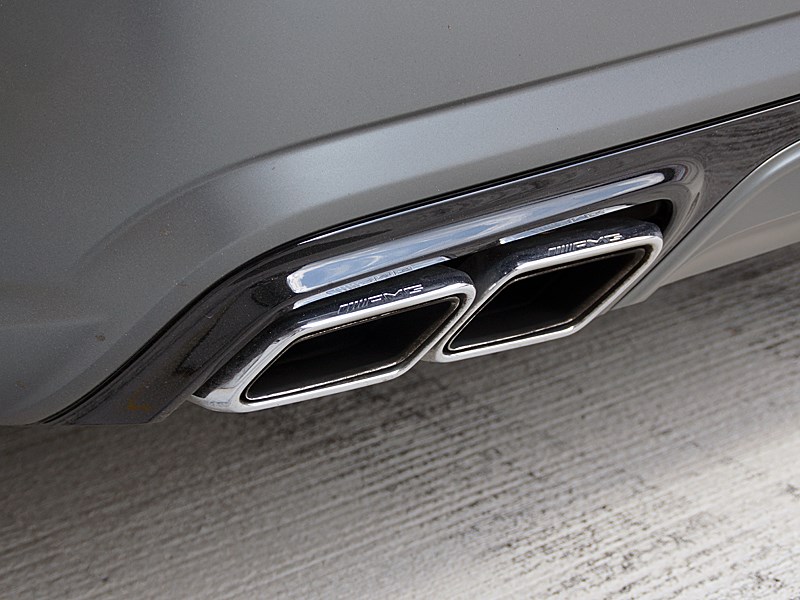 Mercedes-Benz SL 63 AMG 2012 имеет фирменную символику даже на срезах выхлопных труб