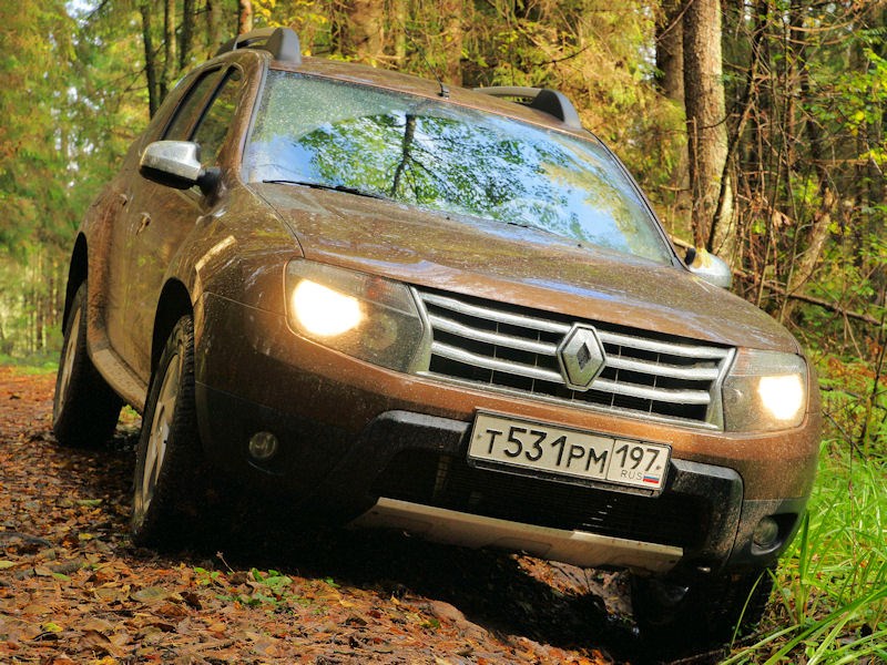 Renault Duster 2012 на бездорожье в скользкой колее фото 2
