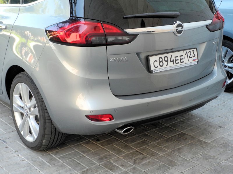 Opel Zafira Tourer 2012 вид задней части