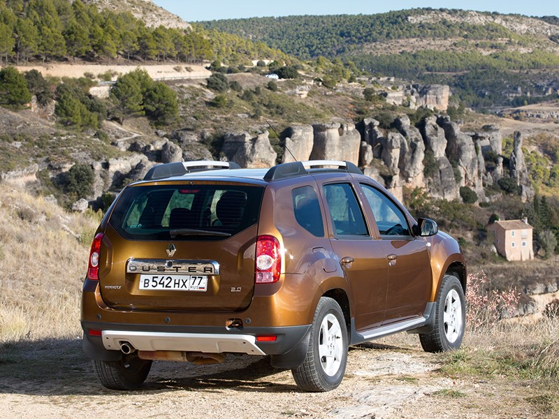 Renault Duster 2013 в горах вид сзади