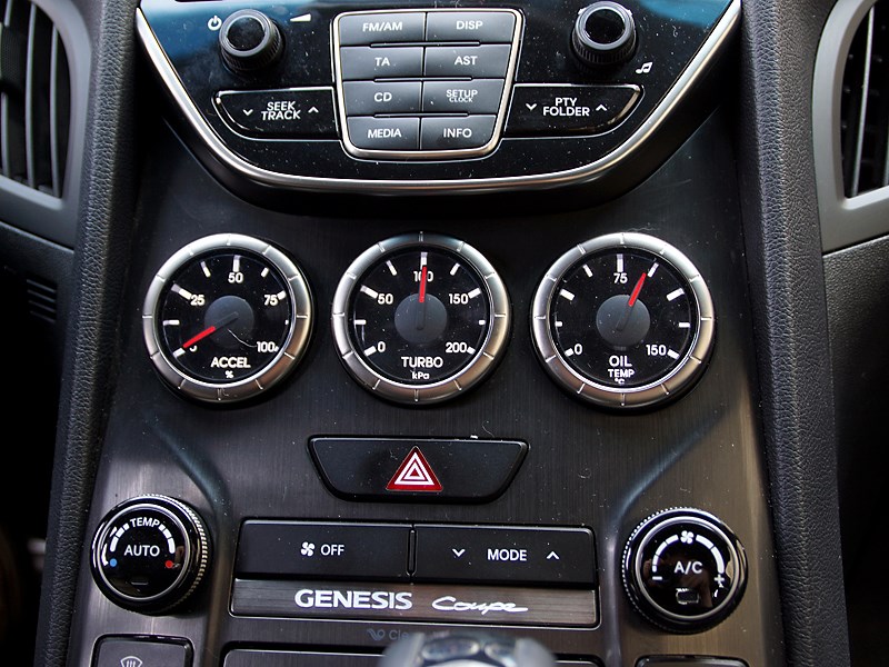 Hyundai Genesis Coupe 2012 центральная консоль