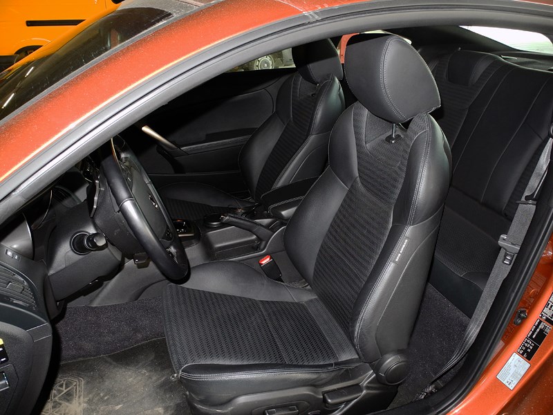 Hyundai Genesis Coupe 2012 передние кресла