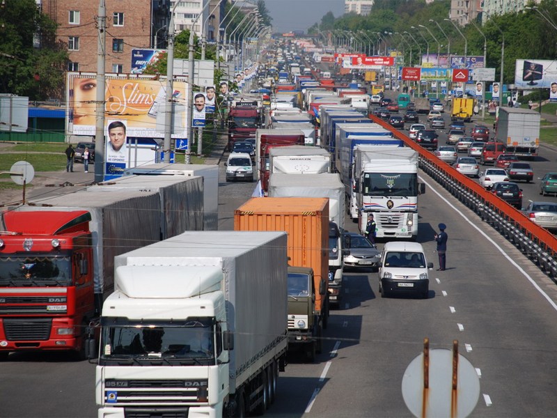 Вылетные магистрали закроют для грузовых авто