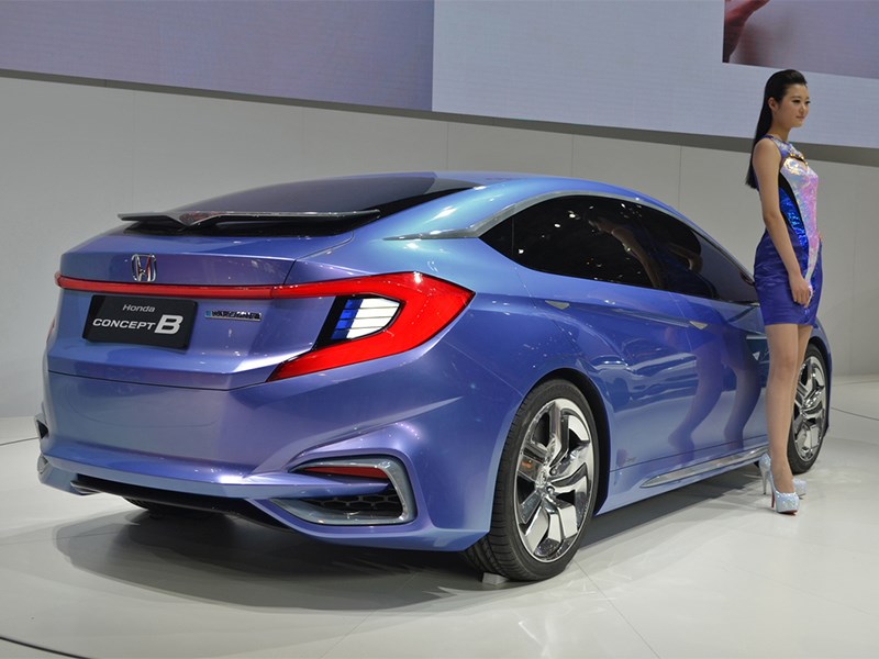 Honda B Concept 2014 вид сзади сбоку фото 2