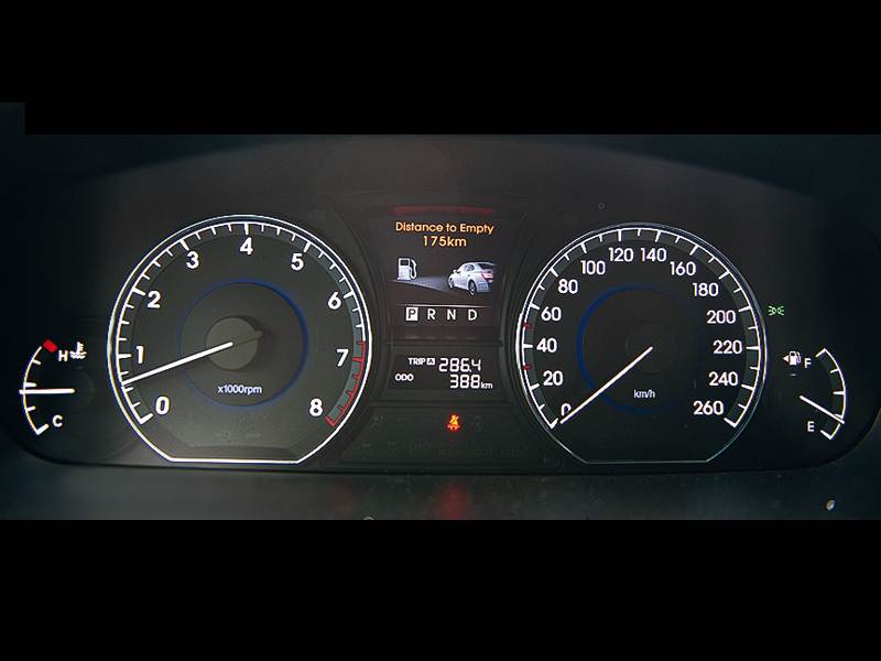 Hyundai Equus 2011 приборная панель