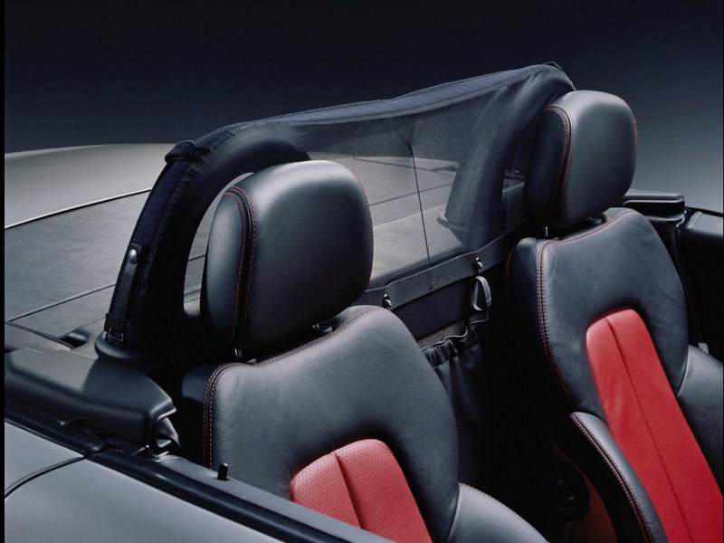 Выдвижная шторка позади сидений на Mercedes-Benz SLK первого поколения