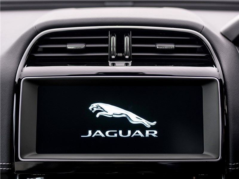 Jaguar XE 2017 центральный монитор