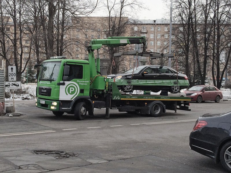 Депутаты считают, что плата за эвакуацию авто в Москве должна быть вдвое ниже 