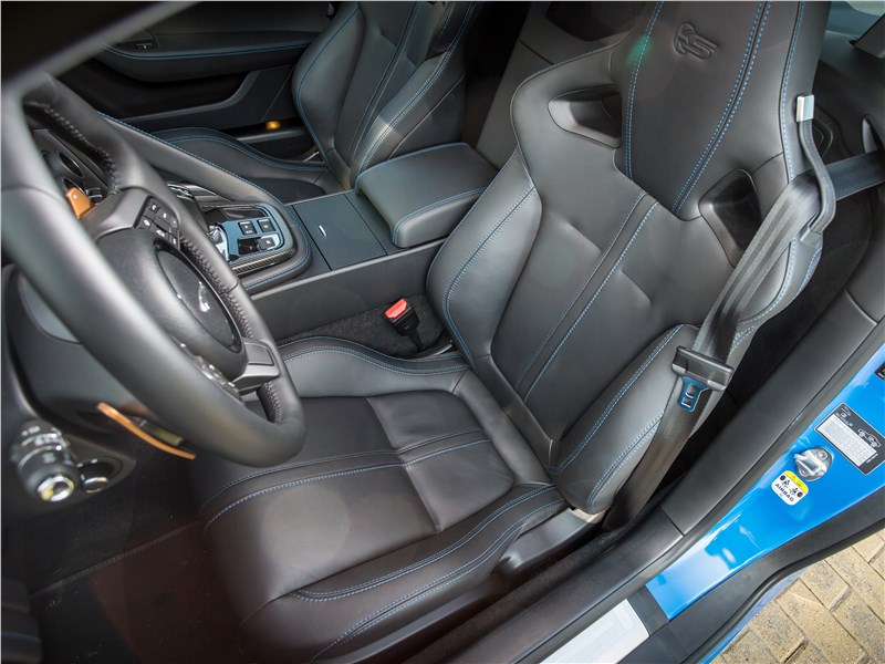 Jaguar F-Type S AWD Coupe 2016 передние кресла