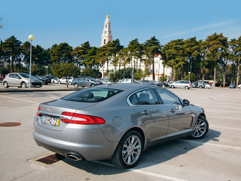 Jaguar XF 3.0D вид сзади