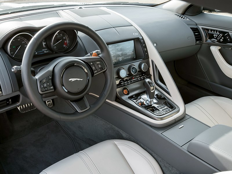 Jaguar F-Type 2014 водительское место