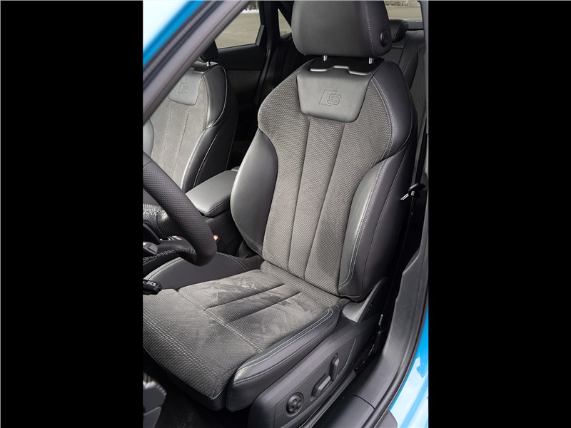 Audi A4 (2020) передние кресла