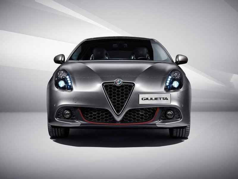 Alfa Romeo приостановила поставки автомобилей в РФ