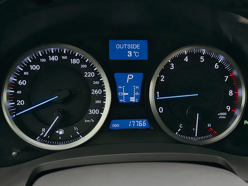 Lexus IS-F 2011 приборная панель