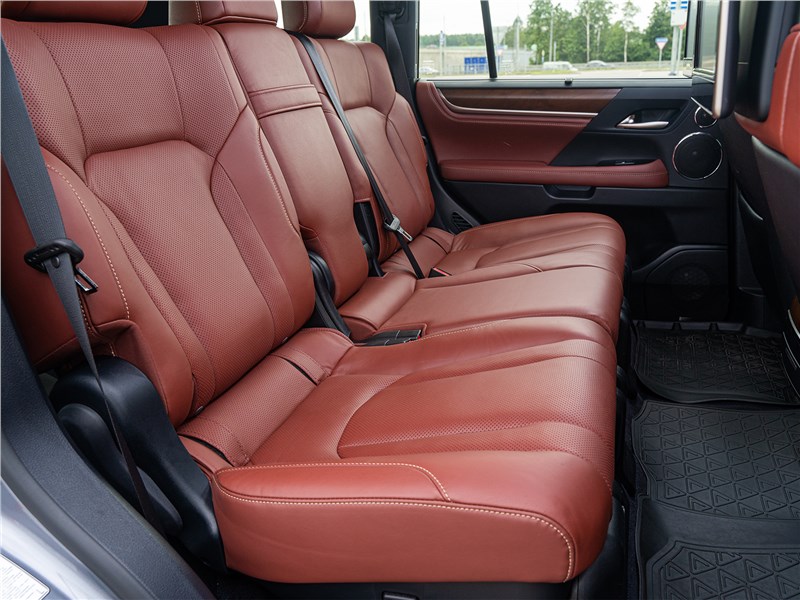Lexus LX 570 2016 задний диван