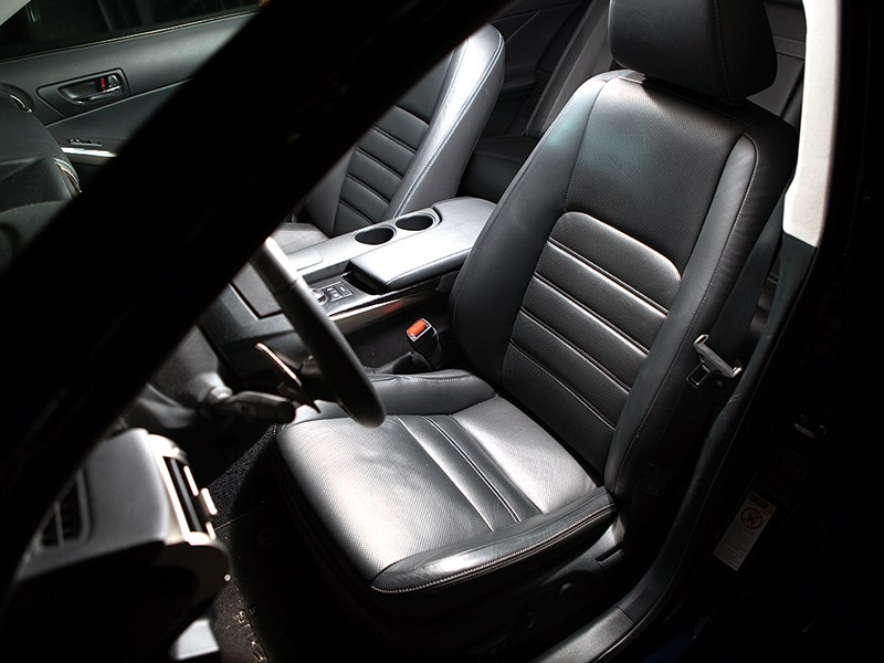 Lexus IS FS 2013 передние кресла
