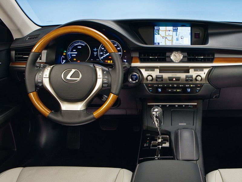Lexus ES 2013 водительское место