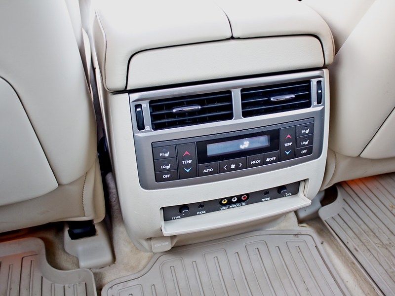 Lexus LX 570 2012 управление климатом заднего ряда