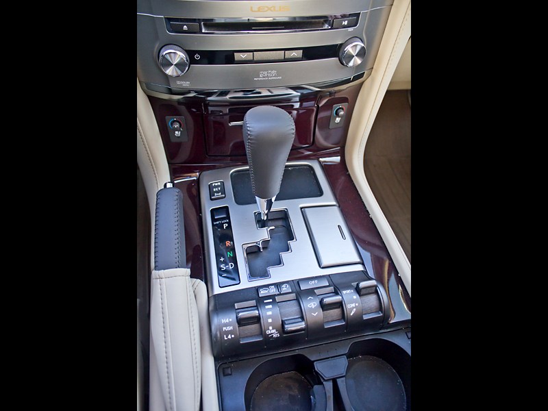 Lexus LX 570 2012 управление трансмиссией