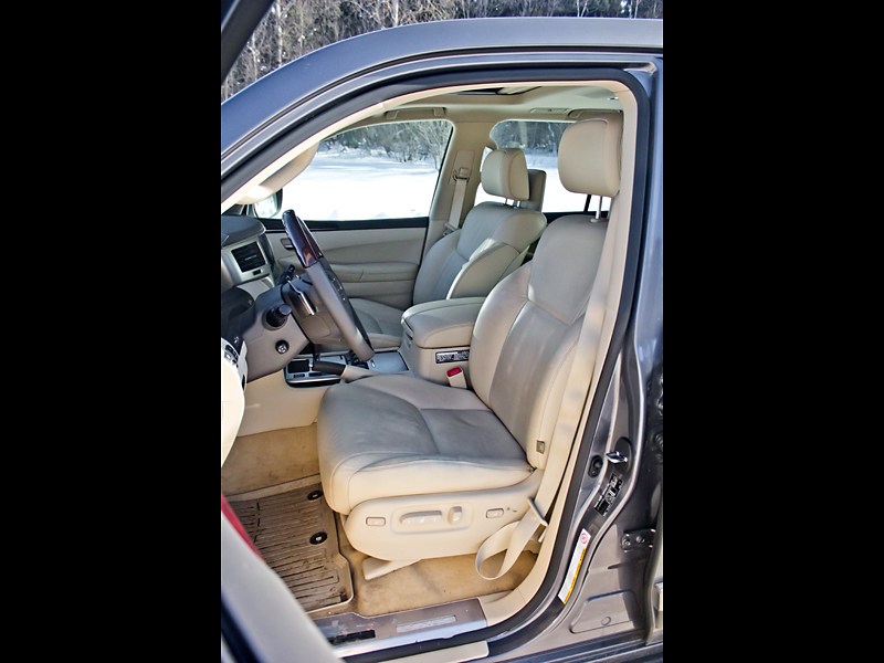 Lexus LX 570 2012 передние кресла